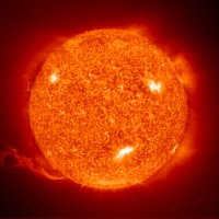 Image du Soleil prise avec l’instrument EIT à bord du satellite SOHO de l’ESA-NASA. On peut voir en bas à gauche une protubérnace solaire.