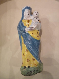 Un modèle de Nevers : Vierge d’accouchée, debout tenant l’enfant Jésus dans son bras gauche, marquée I790 au socle.