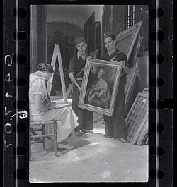 Chim (David Seymour) photographe, [Une femme fait l’inventaire des peintures de la collection de Las Descalzas Reales avec deux soldats républicains, Madrid], octobre-novembre 1936 Négatif