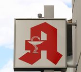 Panneau signalant la boutique d’un "Apotheker", pharmacien en allemand