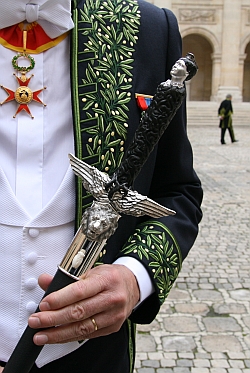 Patrick de Carolis tenant son épée d’académicien, 12 octobre 2011