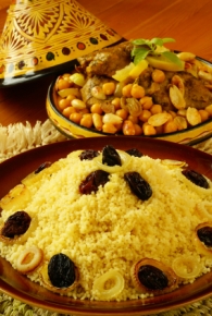 Le couscous est accompagné de légumes variées :pois chiches, fèves, raisins secs ou encore de dattes