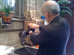 Pierre Edouard termine la patine de sa sculpture à la main, atelier Fonderie d’art Godard, 5 mai 2011