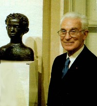 Paul Belmondo devant le buste de son fils Jean-Paul
