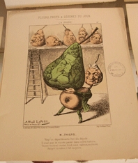 Adolphe Thiers portant une grosse poire représentant Louis-Philippe, tandis que les fils du souverain sont placés sur une étagère.