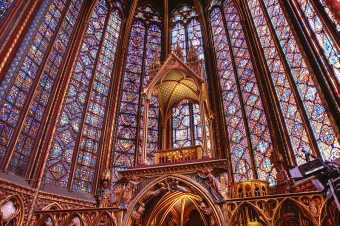 Détail de l’autel et des vitraux de la Sainte-Chapelle