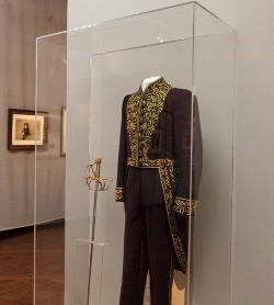 Costume and sword of Andrew Wyeth at the Académie des beaux-arts © Olivier Chatelain