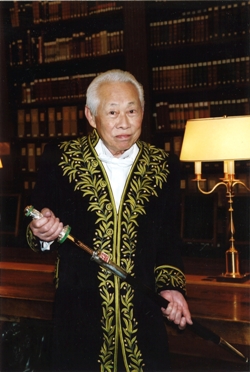 Le peintre académicien Zao Wou-Ki portant l’habit créé par Franck Sorbier le 23 novembre 2003