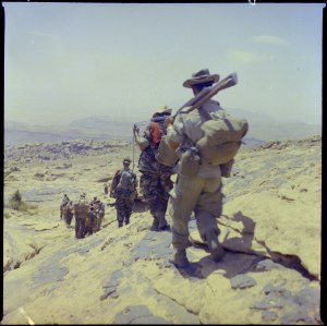 Légionnaires du 2e régiment étranger d’infanterie progressant en terrain montagneux dans la région de Géryville, en Oranie, dans le cadre de l’opération « Prométhée », avril-juin 1960, Marc Flament