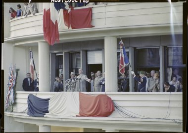 Du haut du balcon du gouvernement général au ministère de l’Algérie, le général de Gaulle, entouré du général Raoul Salan, commandant supérieur interarmées et commandant de la Xe RM, du général Edmond Jouhaud, commandant de la 5e RA (région aérienne) et de Jacques Soustelle, s’adresse à la population d’Alger, le 4 juin 1958