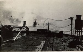 Appareillage sous le feu de la Royal Navy. Le contre-torpilleurs le Terrible en ligne de file, dans les eaux du contre-torpilleurs Volta…