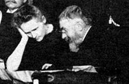 Marie Curie et Poincaré conversant lors du Congrès Solvay de 1911.