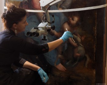 Cinzia Pasquali au travail, restauratrice de la Sainte  Anne de Léonard de Vinci, BELLEC Jean-Louis - F5950-1