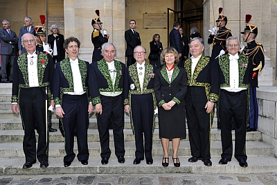 A la sortie de la séance solennelle : de gauche à droite : Michel Zink, Michaël Levinas, JeanClair, Gabriel de Broglie, Catherine Césarsky, Jean-Pierre Mahé, Jean-Claude Trichet.