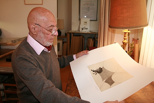 Louis-René Berge de l’Académie des beaux-arts, tenant en main sa gravure La Vent du temps, atelier de l’artiste, 28 septembre 2012