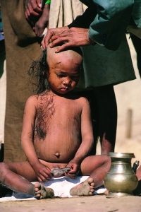 Cérémonie de murwabhoja au Népal. Le jeune enfant est rasé lorsqu’il perd son frère aîné.