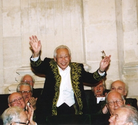 Zao Wou-Ki, lors de son installation au sein de l’Académie des beaux-arts, le 26 novembre 2003