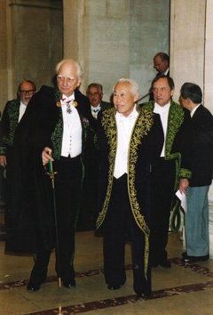 Zao Wou-Ki et Roger Taillibert (à droite), lors de son installation au sein de l’Académie des beaux-arts, le 26 novembre 2003